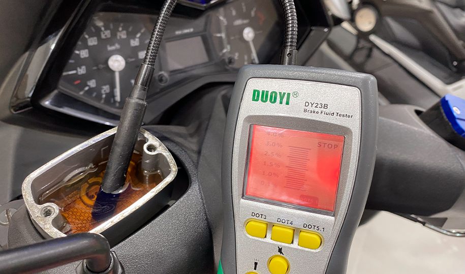 Teste de fluido de freio em motocicleta